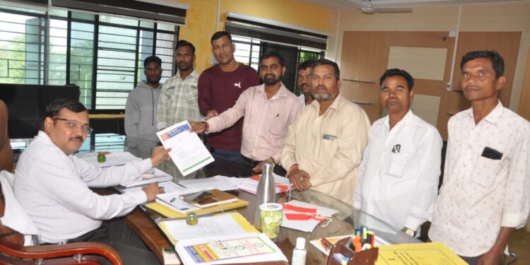 नंदुरबार येथे राज्य शासनाच्या तुघलकी निर्णयाचा भील प्रदेश ब्रिगेडतर्फे निषेध