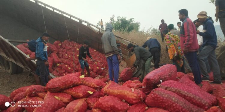 कांद्याच्या ट्रकचा अपघात चालक गंभीर जखमी,चरणमाळ घाटात अवजड वाहतूक बंद करण्याची काळाच गरज