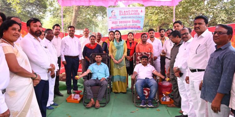 महापरिनिर्वाण दिनानिमित 66 रक्तदात्यांनी रक्तदानातून बाबासाहेबांना केले कृतिशील अभिवादन