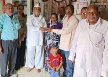 विजयेश्वर महादेव मंदिर बांधकामासाठी प्रा.सी.पी.पाटील यांच्याकडून देणगी