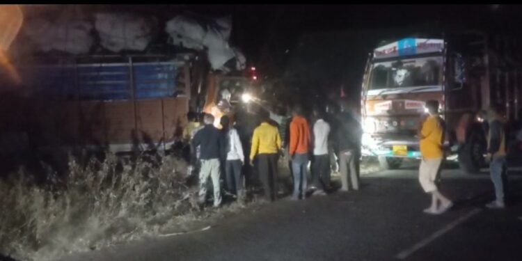 गुरे घेऊन जाणारे पिकअप व आयशरचा भीषण अपघात, एक ठार, तीन जण गंभीर जखमी