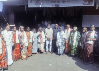 मंगळ बाजार व्यापारी असोशियनतर्फे महिलांना शालींद्वारे मिळाली मायेची ऊब 