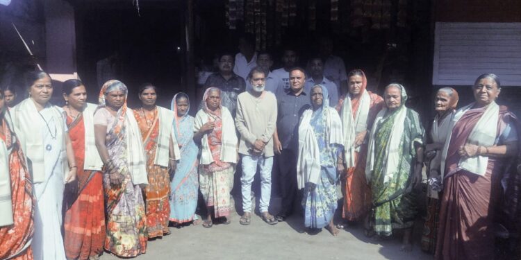 मंगळ बाजार व्यापारी असोशियनतर्फे महिलांना शालींद्वारे मिळाली मायेची ऊब 