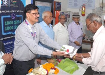 पेन्शनर दिनानिमीत्त 75 वर्ष पूर्ण करणाऱ्या सभासदाचा सन्मान 