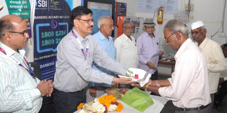 पेन्शनर दिनानिमीत्त 75 वर्ष पूर्ण करणाऱ्या सभासदाचा सन्मान 