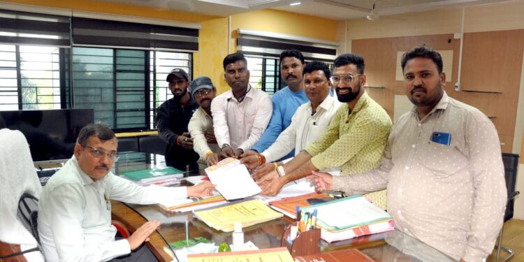 लहुजी शक्ती सेनेमार्फत थेट कर्ज योजनेच्या लाभार्थ्यांच्या अडचणी शिथिल करण्याची मागणी