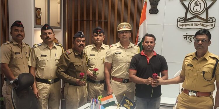 रिक्षाचालकाचा प्रामाणिकपणा : पोलीस अधीक्षकांनी केला सत्कार