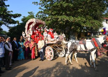 मिशन मराठी प्राथमिक शाळेत नाताळनिमित्त  घोडा गाडीसह रॅली उत्साहात 
