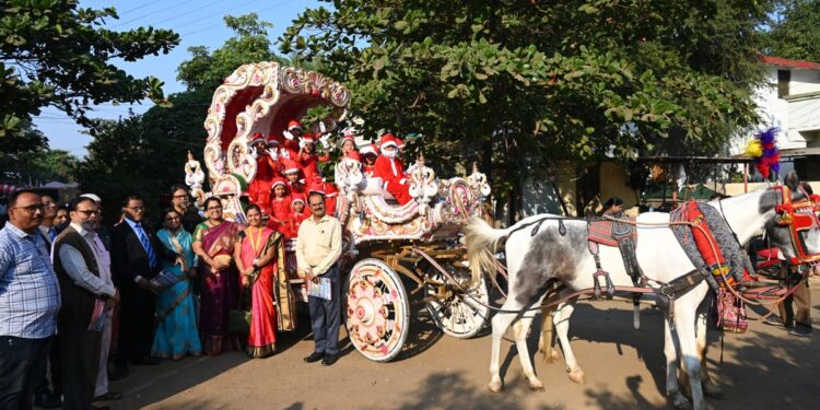मिशन मराठी प्राथमिक शाळेत नाताळनिमित्त  घोडा गाडीसह रॅली उत्साहात 