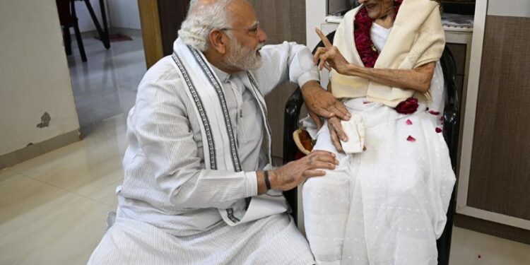 पंतप्रधान नरेंद्र मोदींना मातृशोक; आई हिराबेन यांचं १०० व्या वर्षी निधन