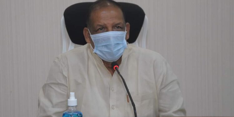 कोरोना संसर्गाच्या पार्श्वभुमीवर आवश्यक उपाययोजना कराव्यात : पालकमंत्री डॉ.विजयकुमार गावित