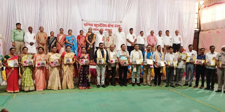 शिक्षक हे केवळ पुस्तकी ज्ञान नाही तर आपल्याला जगण्याची कला शिकवितात : जि.प. शिक्षण सभापती गणेश पराडके