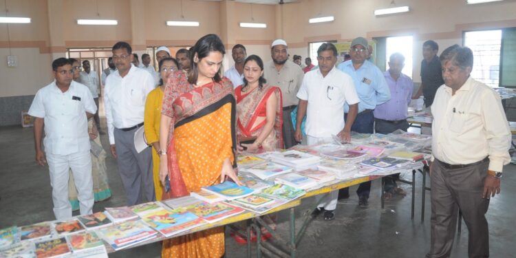 ग्रंथोत्सवाचे उद्धाटन : ज्ञानार्जनासाठी ग्रंथांशिवाय पर्याय नाही : जिल्हाधिकारी मनीषा खत्री