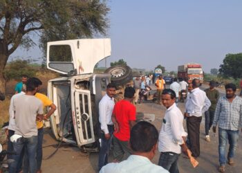 पोलीस व्हॅनचा भीषण अपघात, पाच पोलीस कर्मचारी जखमी, एक दुचाकी स्वार, दोघांची प्रकृती गंभीर