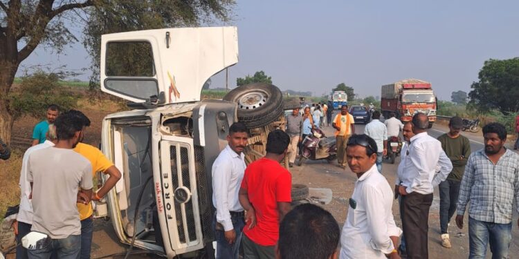 पोलीस व्हॅनचा भीषण अपघात, पाच पोलीस कर्मचारी जखमी, एक दुचाकी स्वार, दोघांची प्रकृती गंभीर