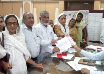 बेघर संघर्ष समितीतर्फे जिल्हाधिकारी कार्यालयासमोर आंदोलन