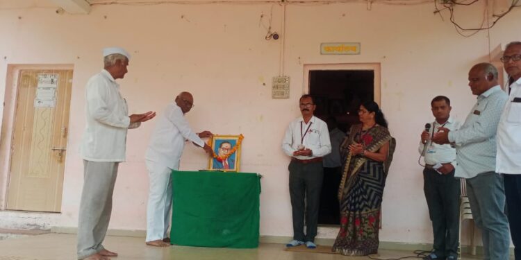 भालेर येथील क. पु. पाटील माध्यमिक विद्यालयात महापरिनिर्वाण दिनानिमित्त अभिवादन