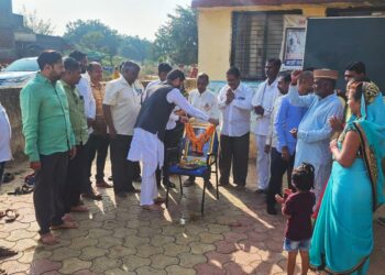  कोपर्ली येथे विजय चौधरी यांच्या हस्ते संताजी जगनाडे महाराज यांच्या जयंतीनिमित्त प्रतिमापूजन