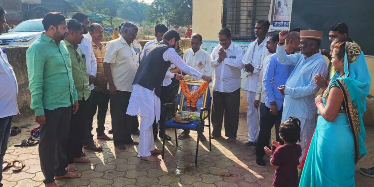 कोपर्ली येथे विजय चौधरी यांच्या हस्ते संताजी जगनाडे महाराज यांच्या जयंतीनिमित्त प्रतिमापूजन