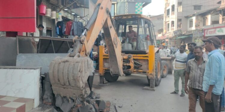 नवापूर- नगर परिषदेचा अतिक्रमणावर हातोडा