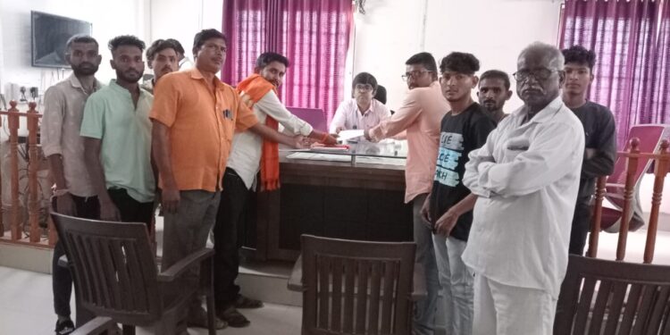 बोगस आदिवासी हटावबाबत युवासेनेकडून निवेदन