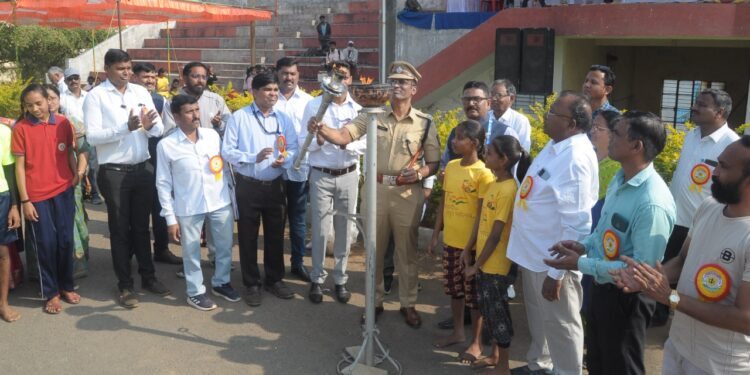 खेळा सोबत स्पर्धा परीक्षेच्या माध्यमातून विद्यार्थ्यांनी करिअर घडवावे : पोलीस अधीक्षक पी.आर.पाटील