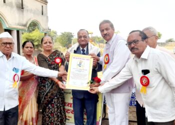 ॲड.गोविंद पाटील यांच्या सानेगुरुजी मित्र मंडळा तर्फे  सन्मानपत्र देऊन सत्कार