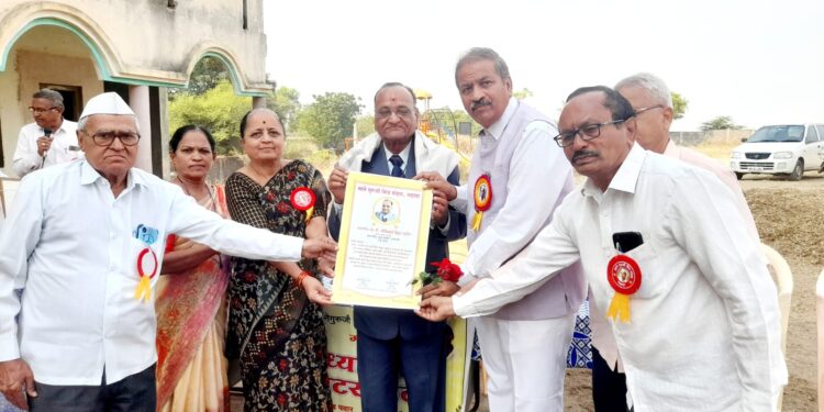ॲड.गोविंद पाटील यांच्या सानेगुरुजी मित्र मंडळा तर्फे  सन्मानपत्र देऊन सत्कार