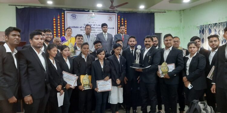 विद्यापीठस्तरीय अभिरूप न्यायालय स्पर्धेत एस.एम. बियाणी विधी महाविद्यालय प्रथम