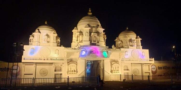 ऐतिहासिक यात्रेला गड . किल्ल्यांच्या प्रवेशद्वाराची जोड