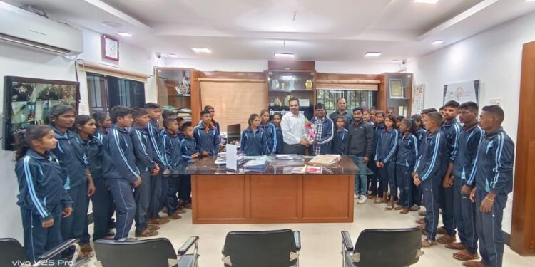 आंतरराष्ट्रीय निवासी शाळा तोरणमाळच्या विद्यार्थ्यांनी निर्विवाद वर्चस्व गाजवत तब्बल २१ खेळ प्रकारात प्रावीण्य