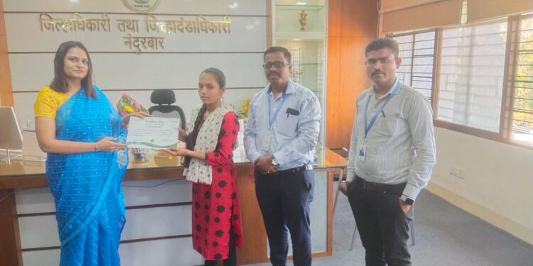 जिल्हाधिकारी मनीषा खत्री यांच्या हस्ते गुणवंत विद्यार्थिनींना शिष्यवृत्ती वाटप, क्रेडिट ऍक्सेस ग्रामीण लि. चा उपक्रम