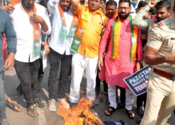 भाजपाने केले पाकिस्तानचे परराष्ट्र मंत्री यांचा प्रतिकात्मक पुतळ्याचे दहन