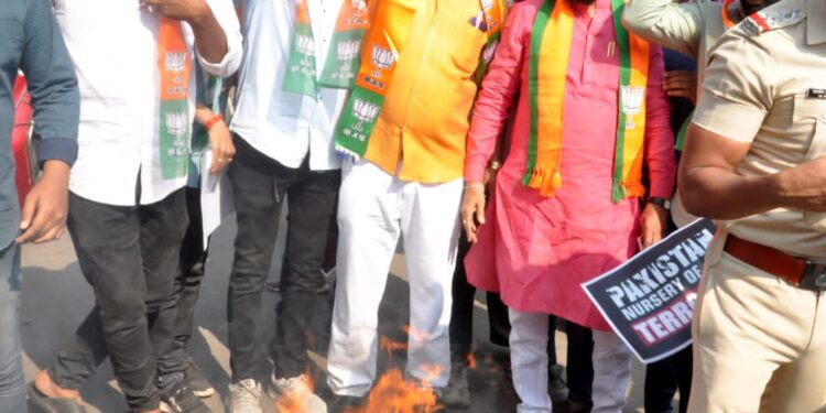 भाजपाने केले पाकिस्तानचे परराष्ट्र मंत्री यांचा प्रतिकात्मक पुतळ्याचे दहन