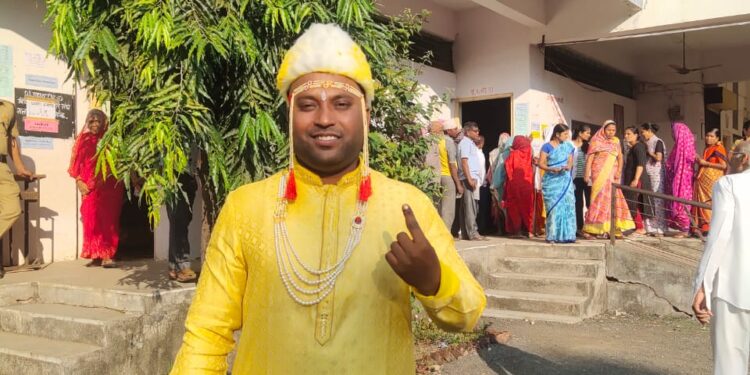 लग्नाच्या बोहल्यावर चढण्यापूर्वी राष्ट्रीय कर्तव्यपुर्ती