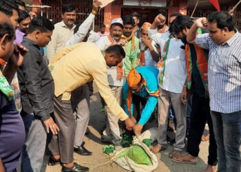 खेडदिगर येथे भाजप पदाधिकाऱ्यांनी भुट्टोचा जाळला पुतळा