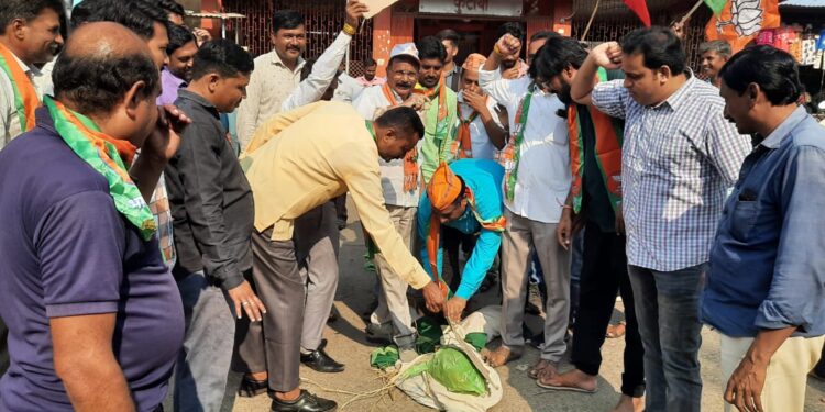 खेडदिगर येथे भाजप पदाधिकाऱ्यांनी भुट्टोचा जाळला पुतळा