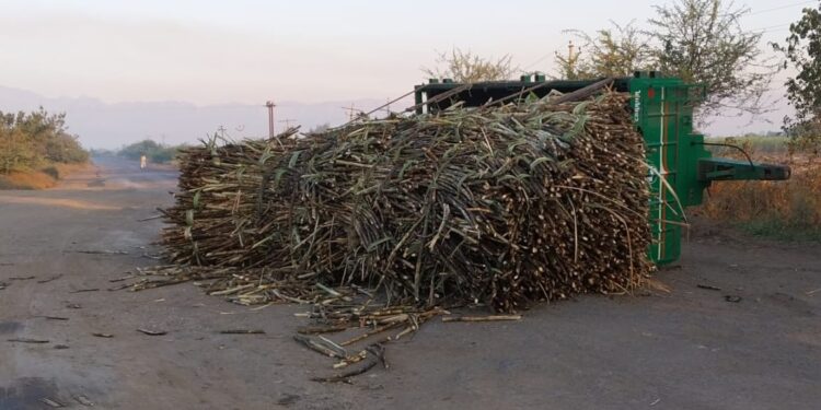 ऊसाने भरलेली ट्रॅक्टर ट्रॉली पलटी झाल्याने वाहतूक ठप्प