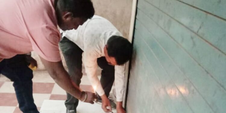 नवापूर पालिकेने केली १२ दुकाने सिल