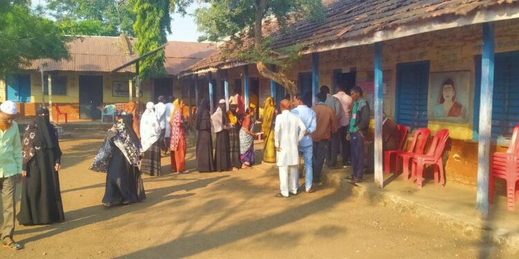 खापर येथे फेर मतदानात शोएब तेली १५ मतांनी विजयी