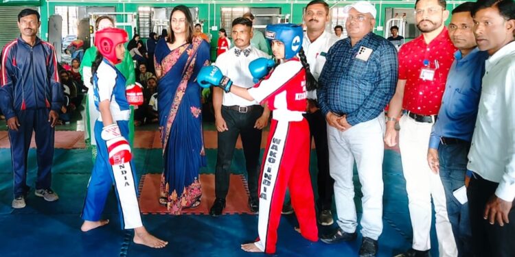 शालेय विभागीय किक बॉक्सिंग स्पर्धेचे उद्घाटन करतांना जिल्हाधिकारी मनिषा खत्री