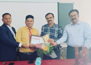 आदर्श शिक्षक डॉ. विजय सोनवणे यांचा राष्ट्रीय प्रतिष्ठित नागरिक पुरस्काराने सत्कार