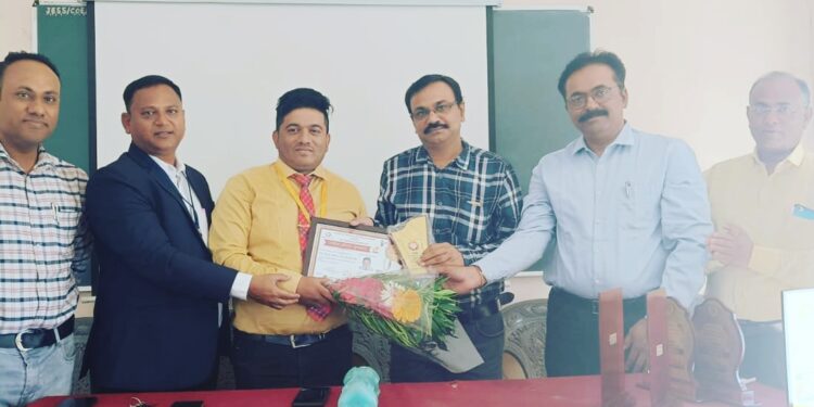 आदर्श शिक्षक डॉ. विजय सोनवणे यांचा राष्ट्रीय प्रतिष्ठित नागरिक पुरस्काराने सत्कार