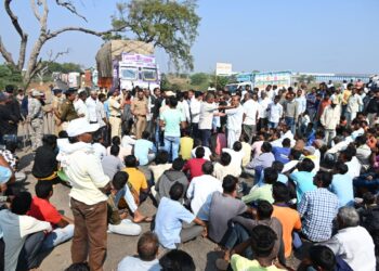 पळाशी फाटयाजवळ कापसाला भाव कमी मिळाल्याने संतप्त शेतकर्‍यांचे रास्तारोको,  साडे सात हजार भाव मिळाल्याने आंदोलन मागे