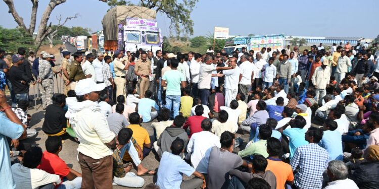 पळाशी फाटयाजवळ कापसाला भाव कमी मिळाल्याने संतप्त शेतकर्‍यांचे रास्तारोको,  साडे सात हजार भाव मिळाल्याने आंदोलन मागे