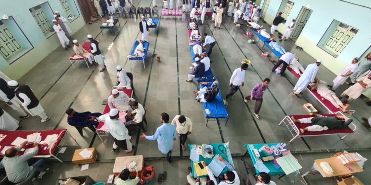 अक्कलकुवा येथील जामिया येथे भव्य शिबिरात २३० विद्यार्थ्यांनी केले रक्तदान