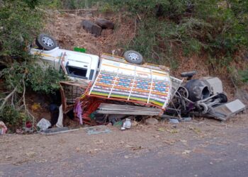 बांधकाम मजुरांच्या पिकअप वाहनाचा खोकसा घाटात भीषण अपघात, दोन जण ठार, १२ मजूर गंभीर जखमी