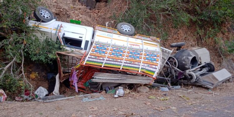 बांधकाम मजुरांच्या पिकअप वाहनाचा खोकसा घाटात भीषण अपघात, दोन जण ठार, १२ मजूर गंभीर जखमी