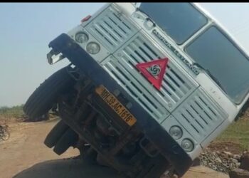 मोगराणी हरणीपाडा फरशीवर डंपर फसला
