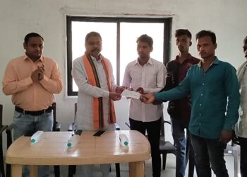 आ.आमश्या पाडवी यांच्या हस्ते 10 लाख रुपयांचा धनादेश